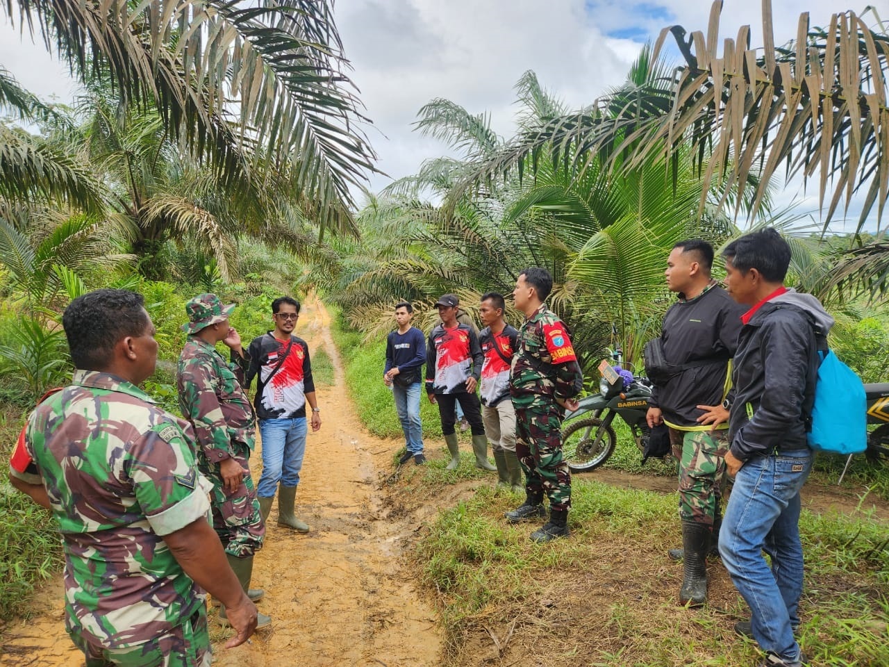 SURVEI: Perwira Seksi Teritorial Kodim 1210/Landak saat melakukan survei di Desa Garu, Kecamatan Mempawah Hulu, untuk pelaksanaan TMMD Imbangan ke 126.