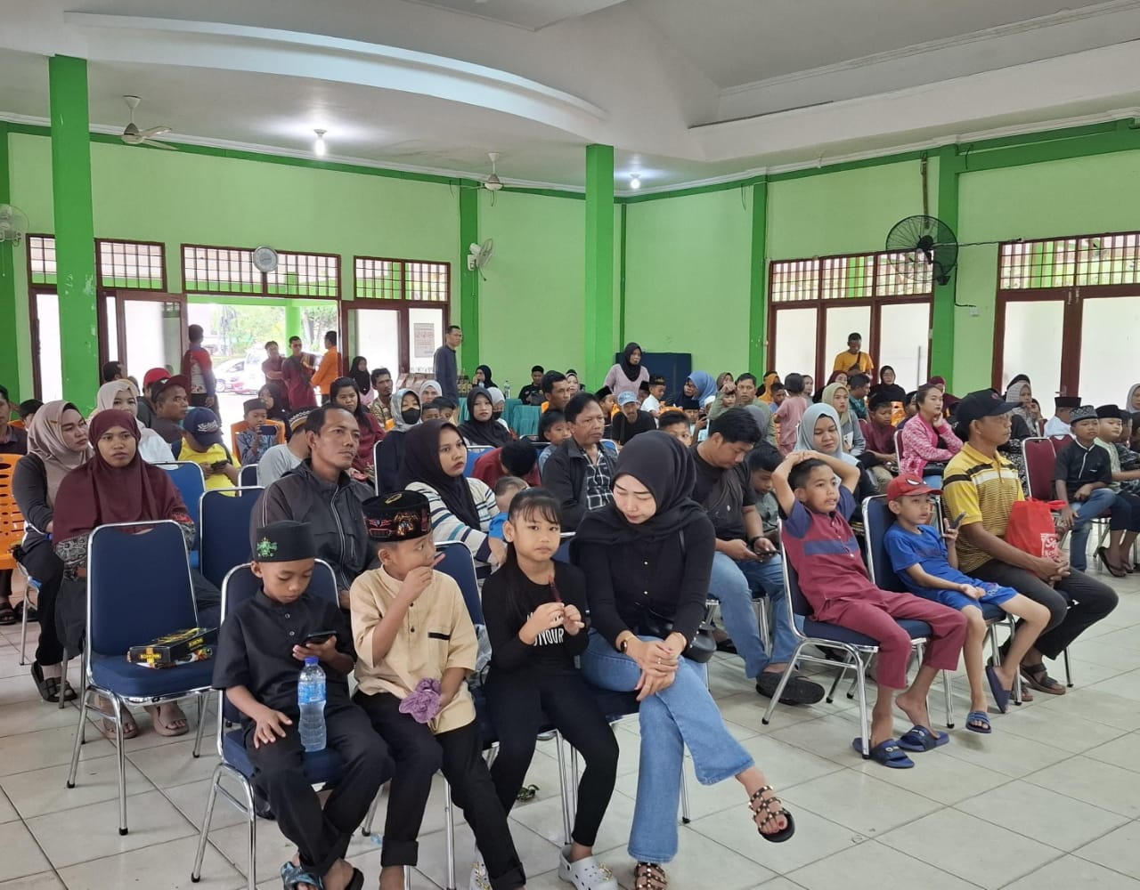 Didampingi orang tua tercinta, anak-anak siap menjalani khitan sebagai bagian dari tumbuh kembang menuju kedewasaan. Semoga mereka menjadi generasi sehat, cerdas, dan penuh berkah.