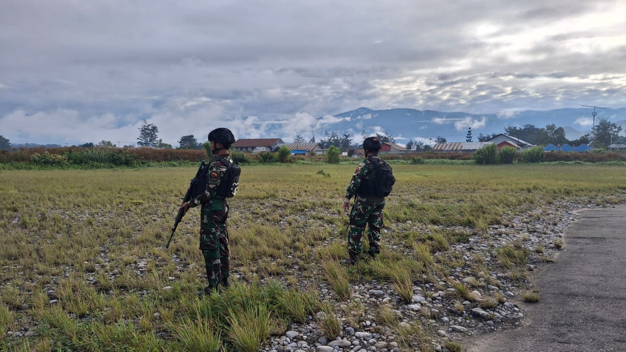 Satgas Kopasgat Pos Wamena saat perketat pengamanan di Bandara Wamena untuk jaga stabilitas, keselamatan penumpang, dan kelancaran penerbangan.