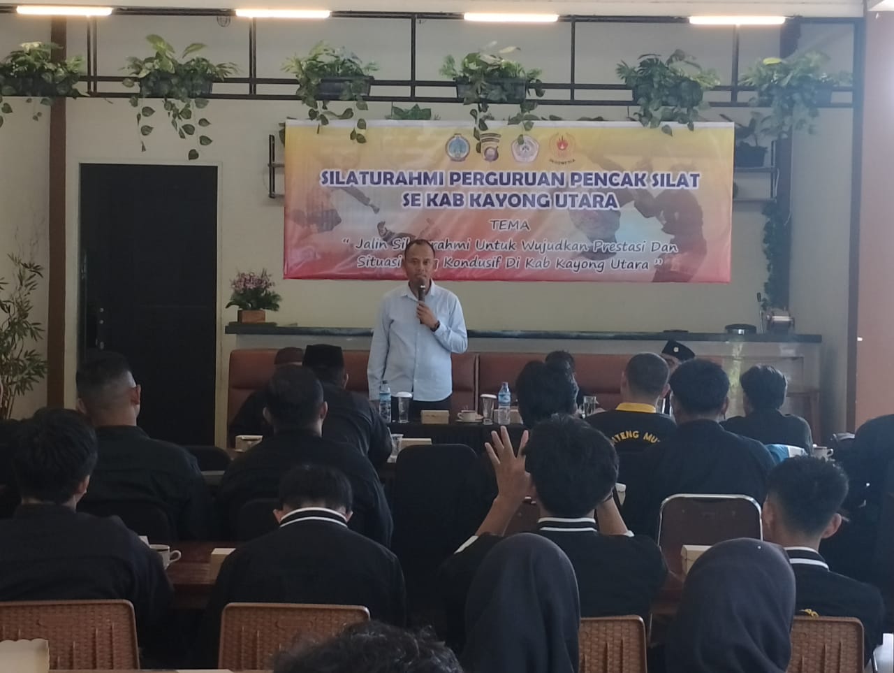 SILATURAHMI : Silaturahmi perguruan pencak silat se-Kabupaten Kayong Utara, Provinsi Kalimantan Barat, di cafe Join, Pantai Pulau Datok, Minggu (22/6/2025) foto Istimewa.