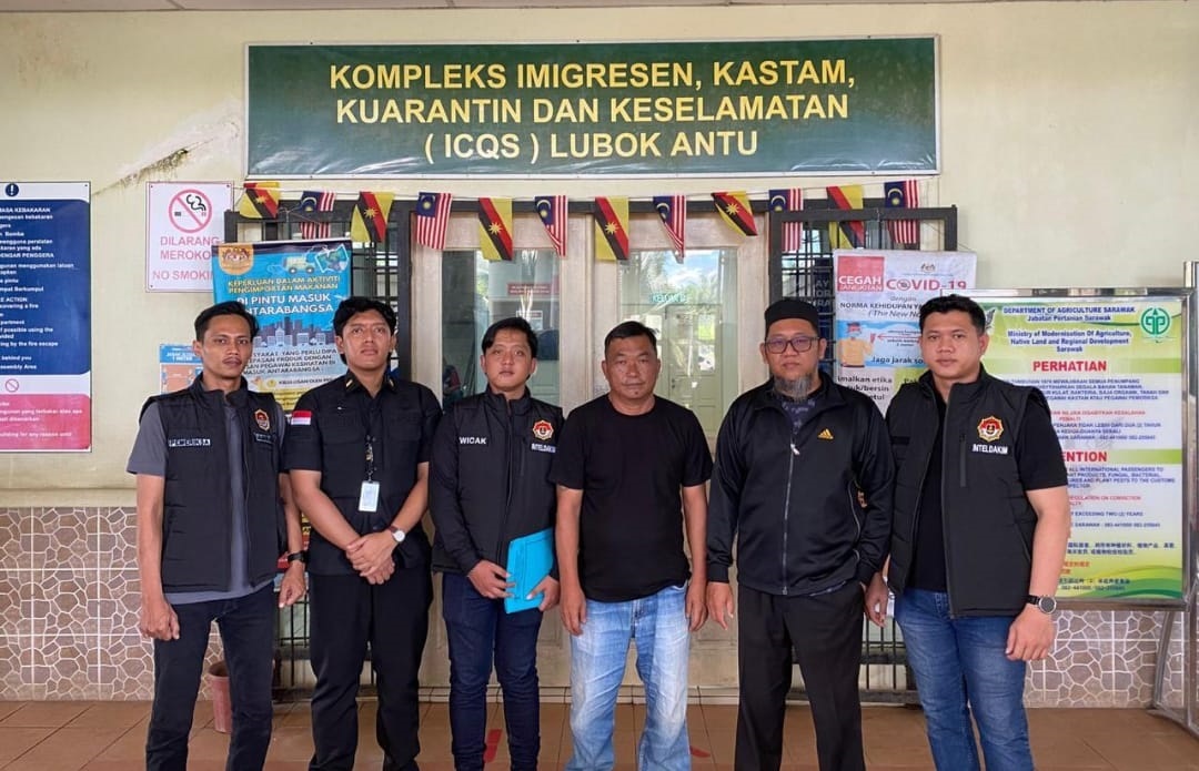 DIDEPORTASI: Imigrasi Putussibau saat mendeportasi WNA asal Malaysia AA usai menjalani hukum penjara di Rutan Putussibau.