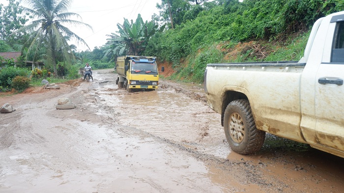 RUSAK: Sejumlah kendaraan saat melintasi jalan yang rusak di Simpang Sidas-Darit di Kabupaten Landak.