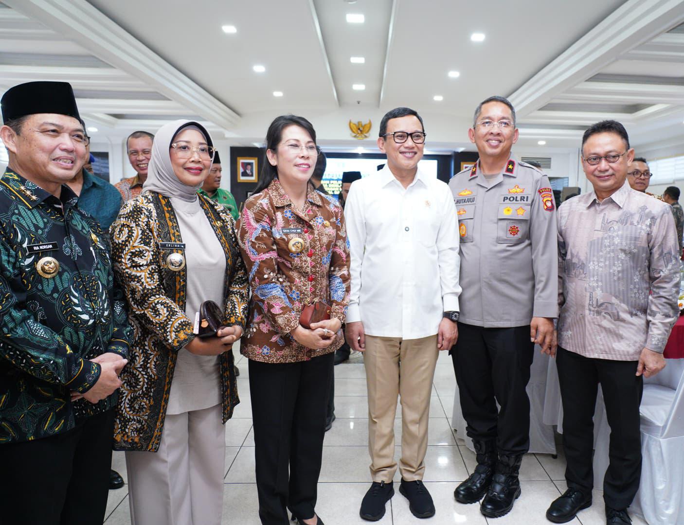 BERSAMA: Bupati Mempawah bersama Gubernur dan kepala daerah lainnya di Kalbar diabadikan bersama Menteri P2MI serta Wakapolda Kalbar.