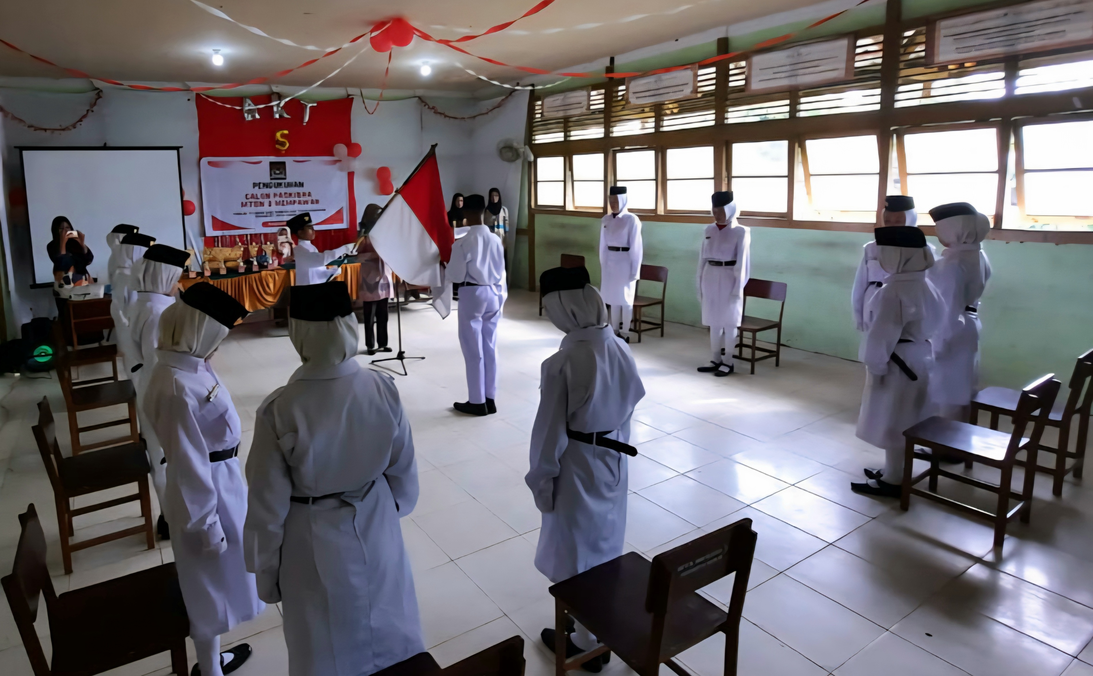 LANTIK: Pelantikan 12 siswa calon Paskibraka MTsN 3 Mempawah