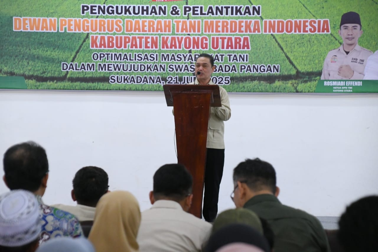 SAMBUTAN: Gubernur Kalbar Ria Norsan saat memberikan sambutan pada Pengukuhan dan Pelantikan DPD TMI Kayong Utara, di Ballroom Hotel Mahkota Kayong, Sukadana, Sabtu (21/6).