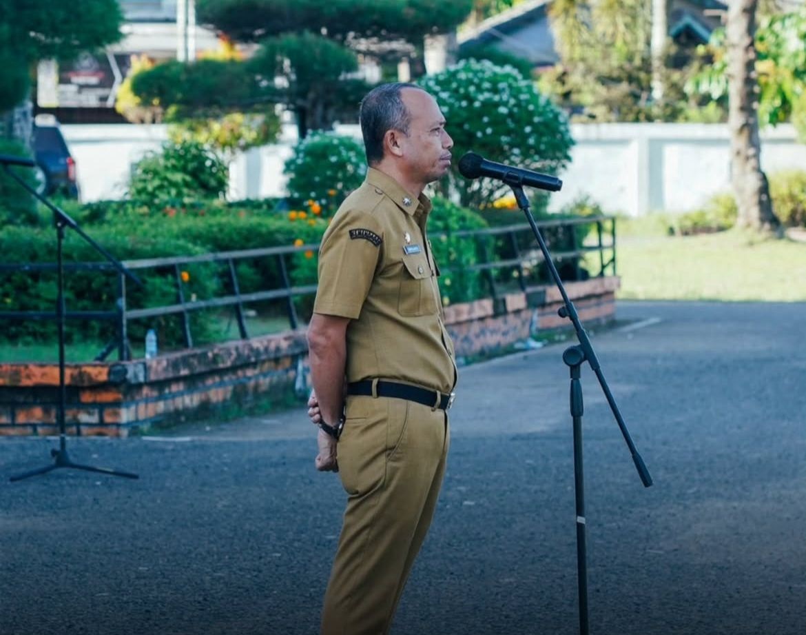ARAHAN: Sekda Ketapang, Repalianto memberikan arahan saat memimpin ape pagi, Senin (23/6).