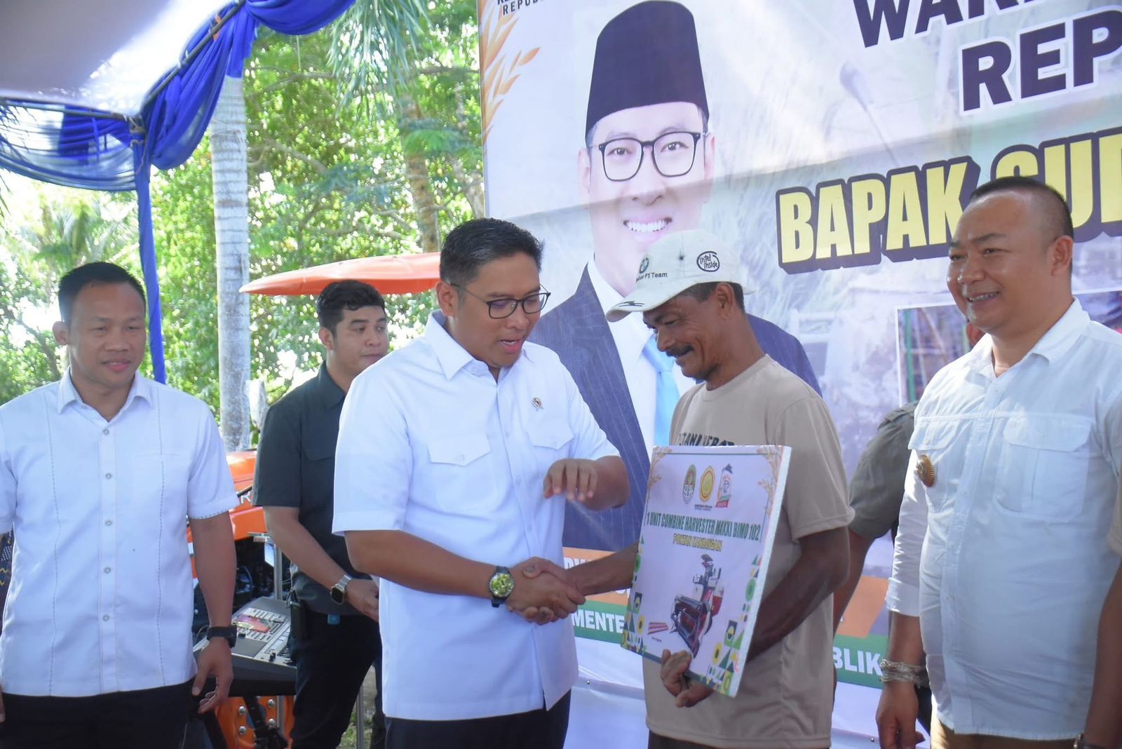 SERAHKAN BANTUAN: Wamentan RI, Sudaryono, menyerahkan bantuan kepada kelompok tani di Kecamatan Benua Kayong, Minggu (22/6).