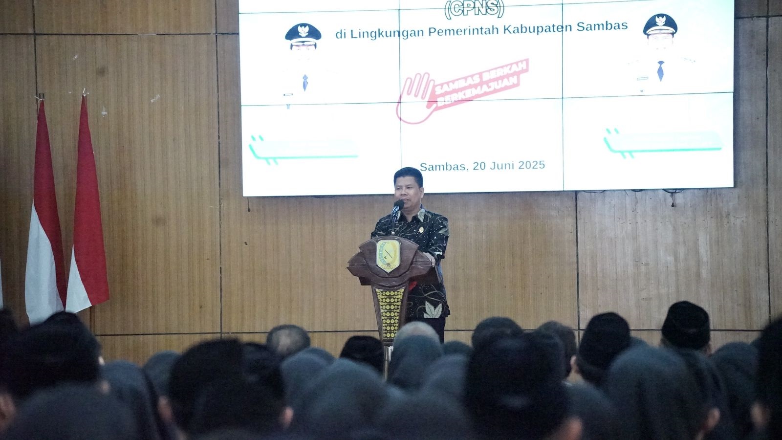 BERIKAN MOTIVASI: Bupati Sambas saat memberikan pengarahan pada momen penyerahan SK CPNS di Lingkungan Pemkab Sambas.