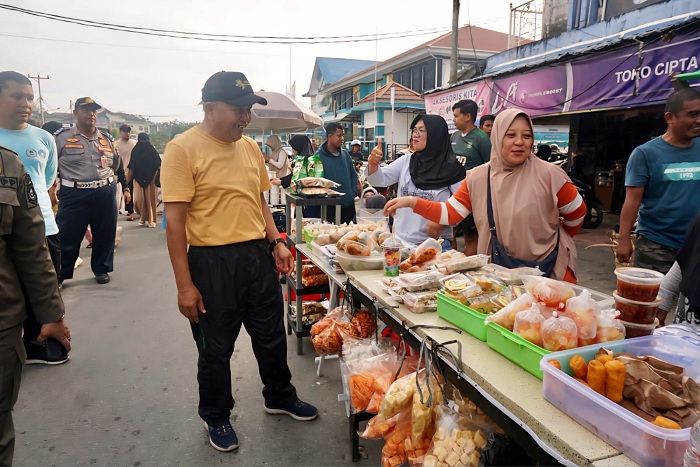 PANTAU: Wabup memantau UMKM yang berjualan di CFD Mempawah