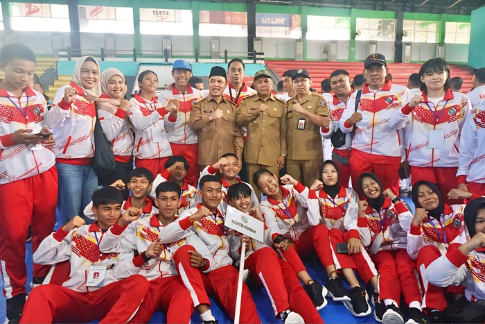 POPDA: Wabup, Kadisdikpora, serta kontingen Popda Kabupaten Mempawah diabadikan bersama Gubernur Kalbar usai acara pembukaan.