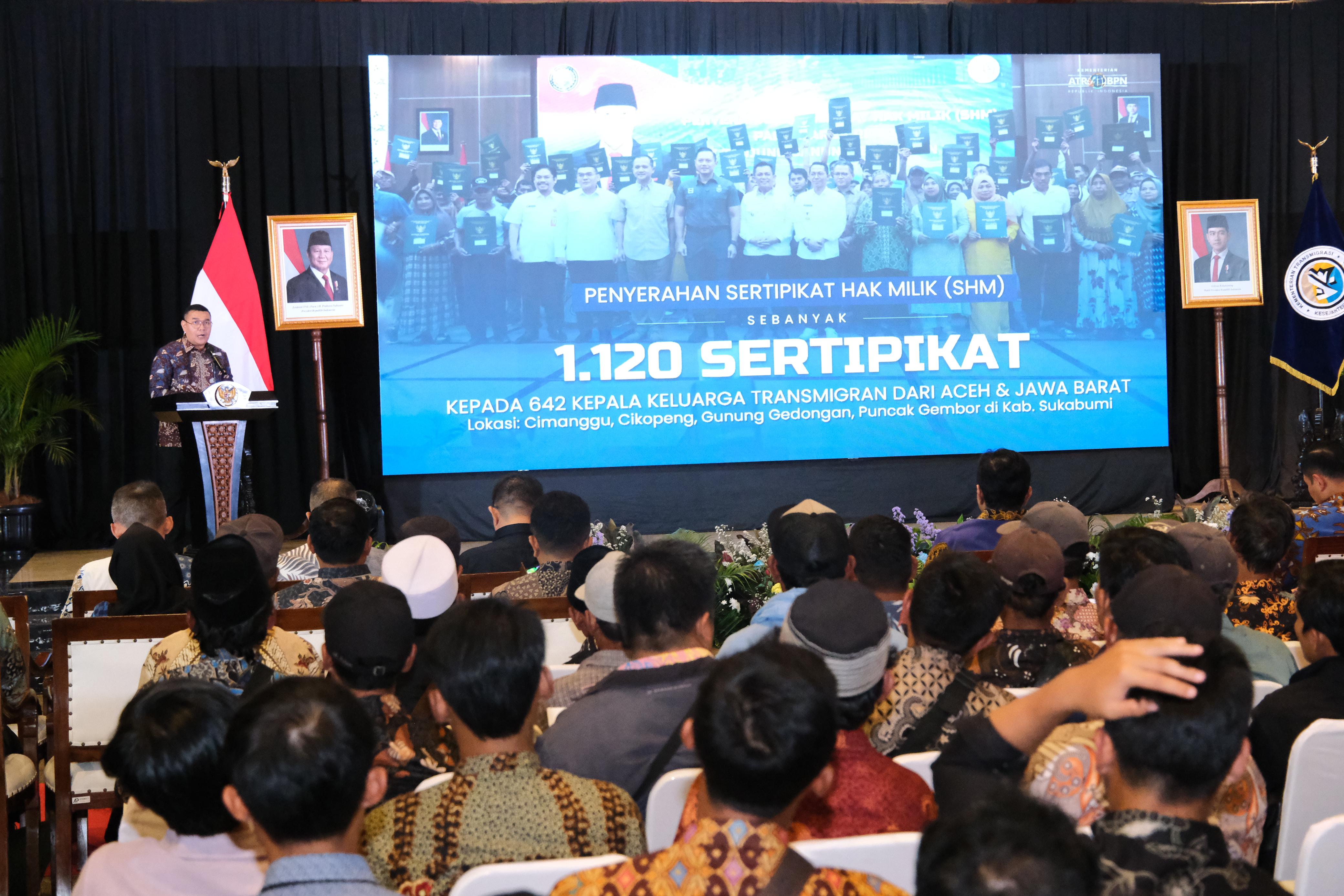 Sebanyak 1.120 sertipikat diserahkan langsung ke transmigran oleh Menko IPK, Agus Harimurti Yudhoyono (AHY), dengan didampingi Wamen Ossy Darmawan.