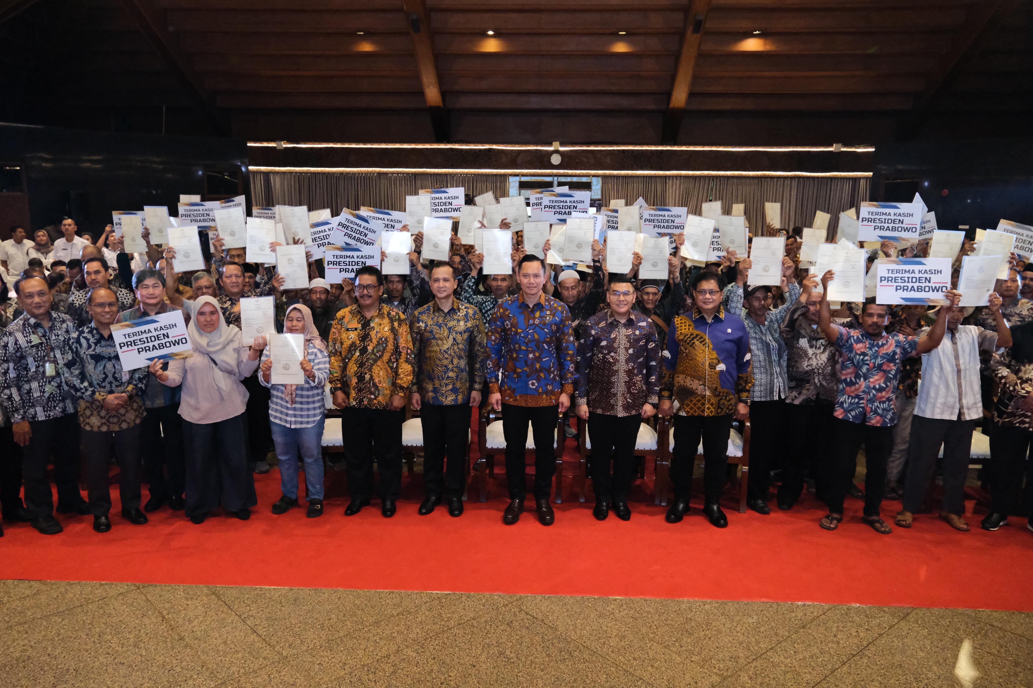 Penyerahan 1.120 Sertipikat Hak Milik (SHM) kepada transmigran asal Kabupaten Sukabumi, yang diselenggarakan di Kantor Kementerian Transmigrasi, Jakarta.