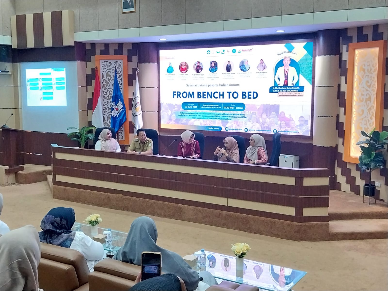 BERBAGI : Ana Suhartini (dua kanan) bercerita tentang perjuangannya melawan kanker yang sempat diidapnya. Cerita ini ia bagikan dalam Kuliah Tamu bertajuk &ldquo;Cancer: From Bench to Bed&rdquo;.