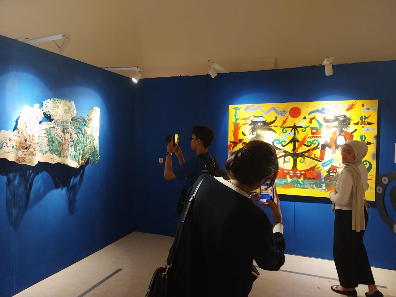 MENIKMATI: Sejumlah pengunjung tampak mengambil foto bersama karya seni yang ditampilkan dalam Kegiatan Art Borneo 2025.