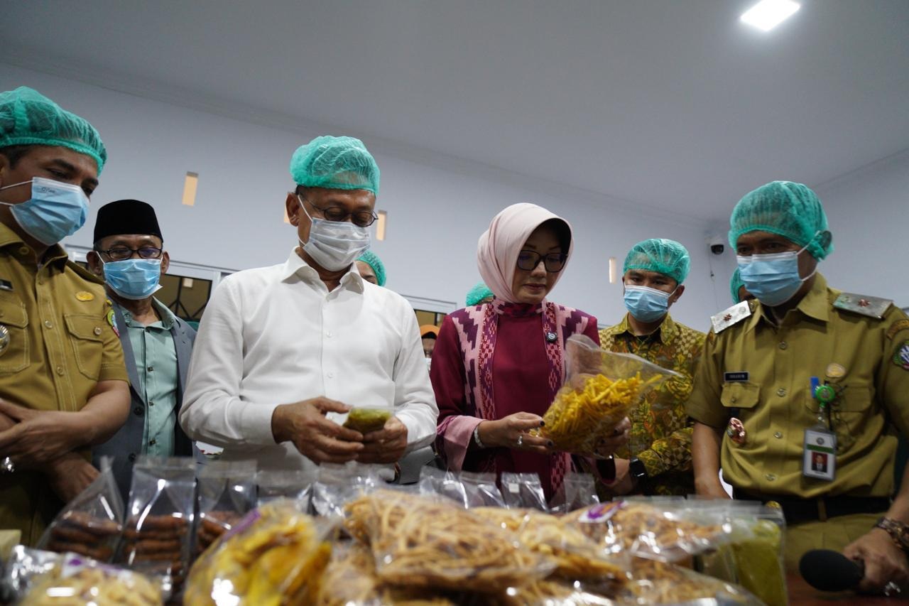 RUMAH KEMASAN: Wali Kota Pomtianak Edi Rusdi Kamtono dan Wakil Wali Kota Bahasan meninjau langsung Rumah Kemasan yang baru diresmikan di lantai dua Pasar Kemuning.
