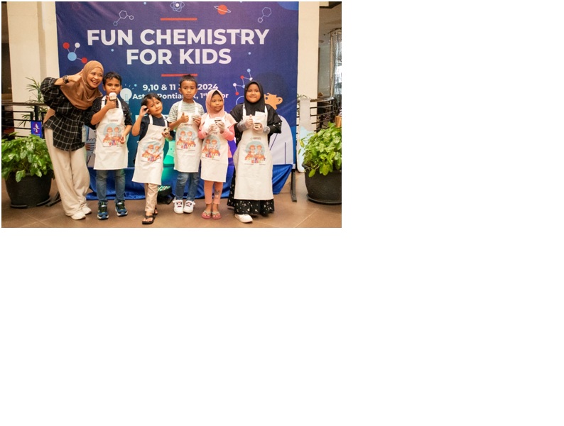 Anak-anak peserta Fun Chem 2024 di Aston Pontianak setelah melakukan eksperimen seru.