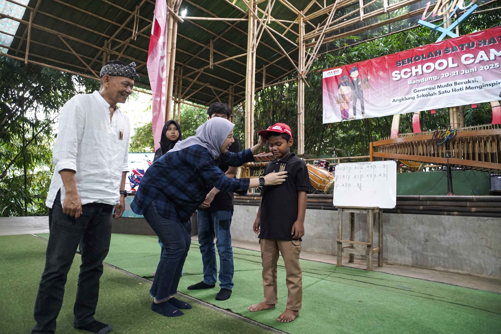 Kegiatan Sekolah Satu Hati di Saung Angklung Udjo, Bandung, dalam program School Camp 2025, Sabtu (22/6).