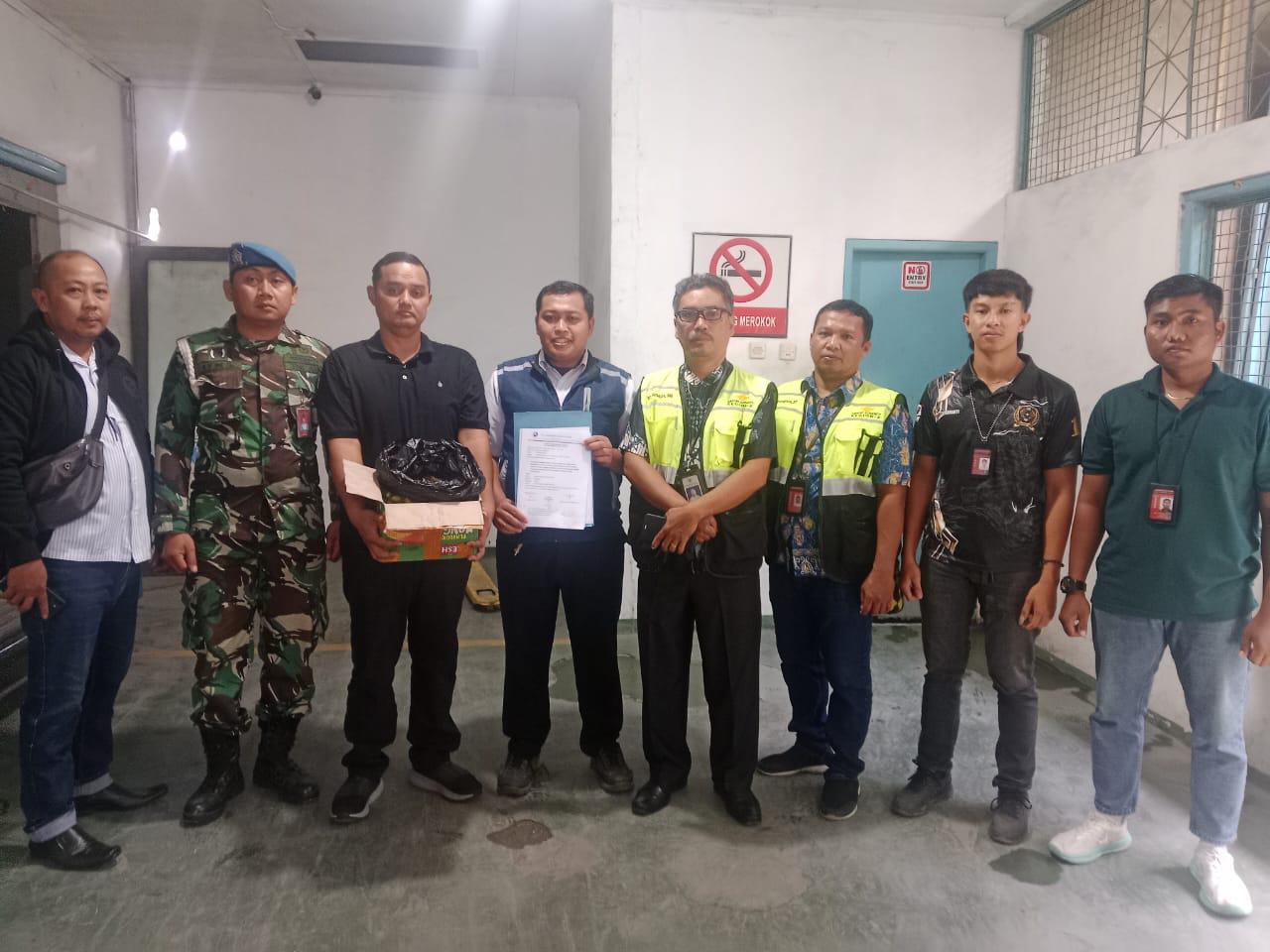 Satgas Yanko 465 Kopasgat Supadio dan PT Pajajaran saat gagalkan penyelundupan ganja 43 gram via kargo di Bandara Sentani, Papua.