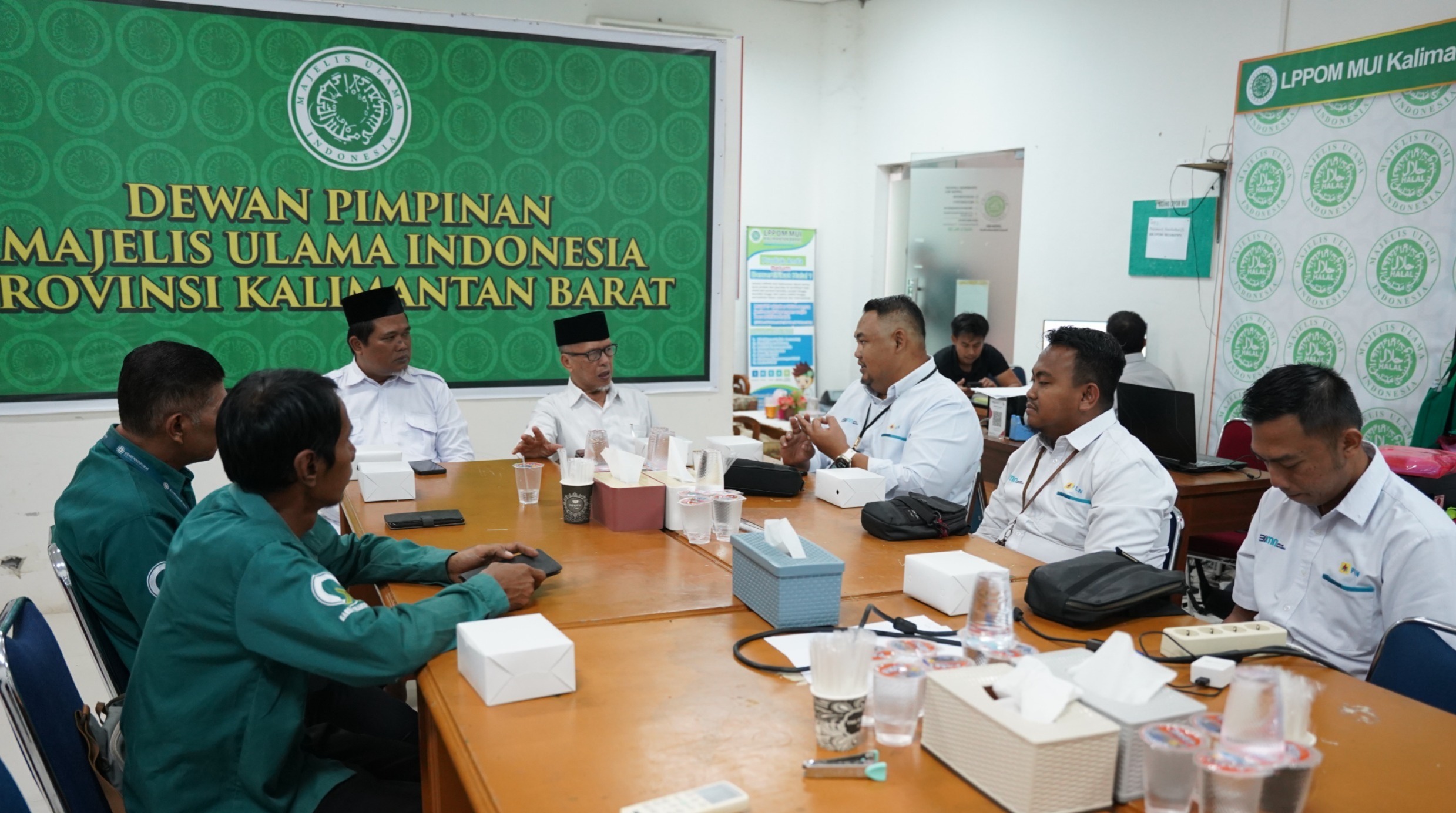 Manajer Komunikasi & TJLS PLN UID Kalbar, Mukhlis Zarkasih, menyampaikan program PLN Peduli kepada Ketua MUI Kalimantan Barat, Drs. KH. Basri Har.