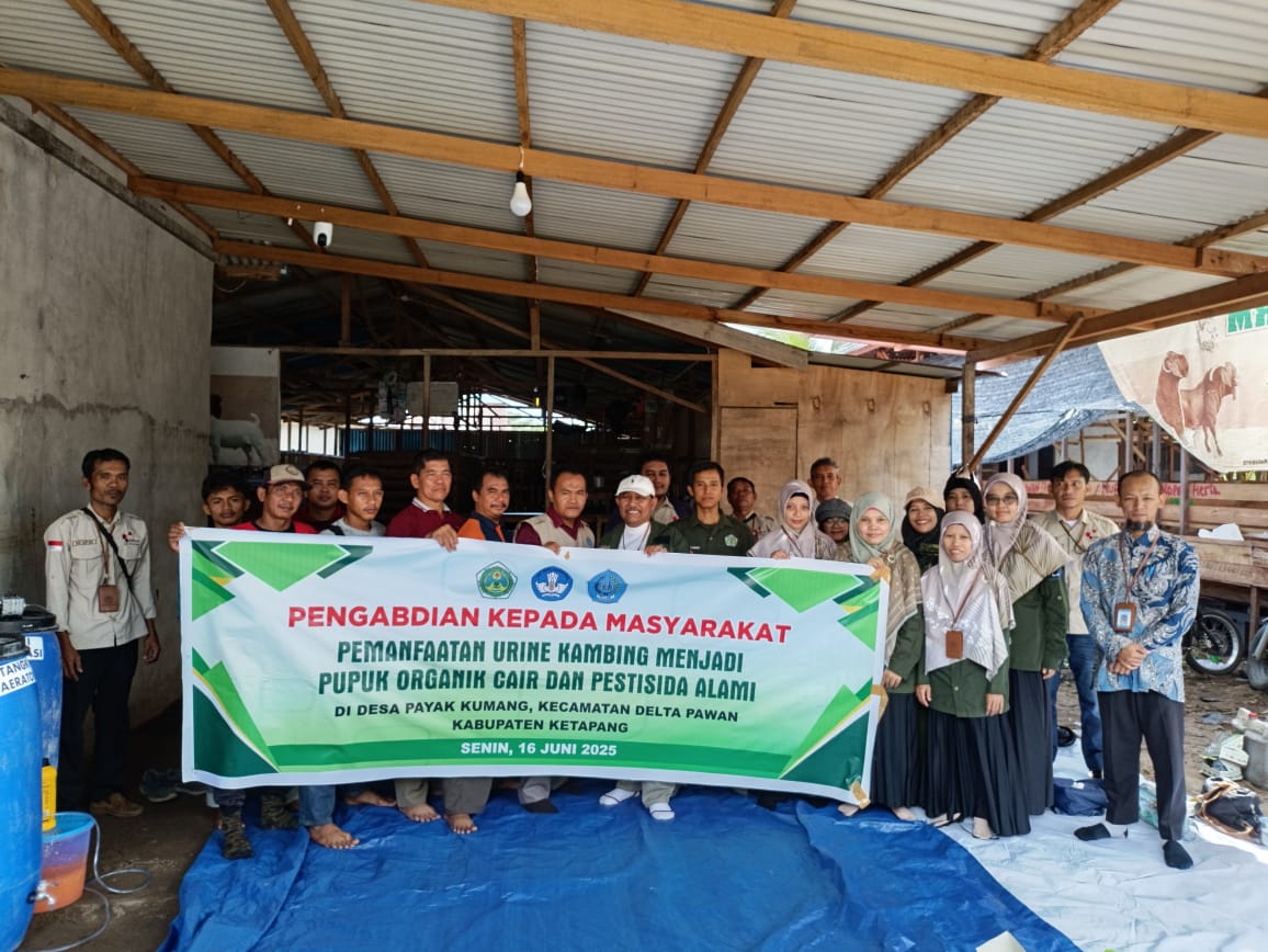 Tim PKM Politeknik Negeri Ketapang Prodi TPTP foto bersama dengan peserta pelatihan pada Kegiatan Pengabdian kepada Masyarakat (PkM) di salah satu peternakan yang berada di Desa Payak Kumang, Ketapang