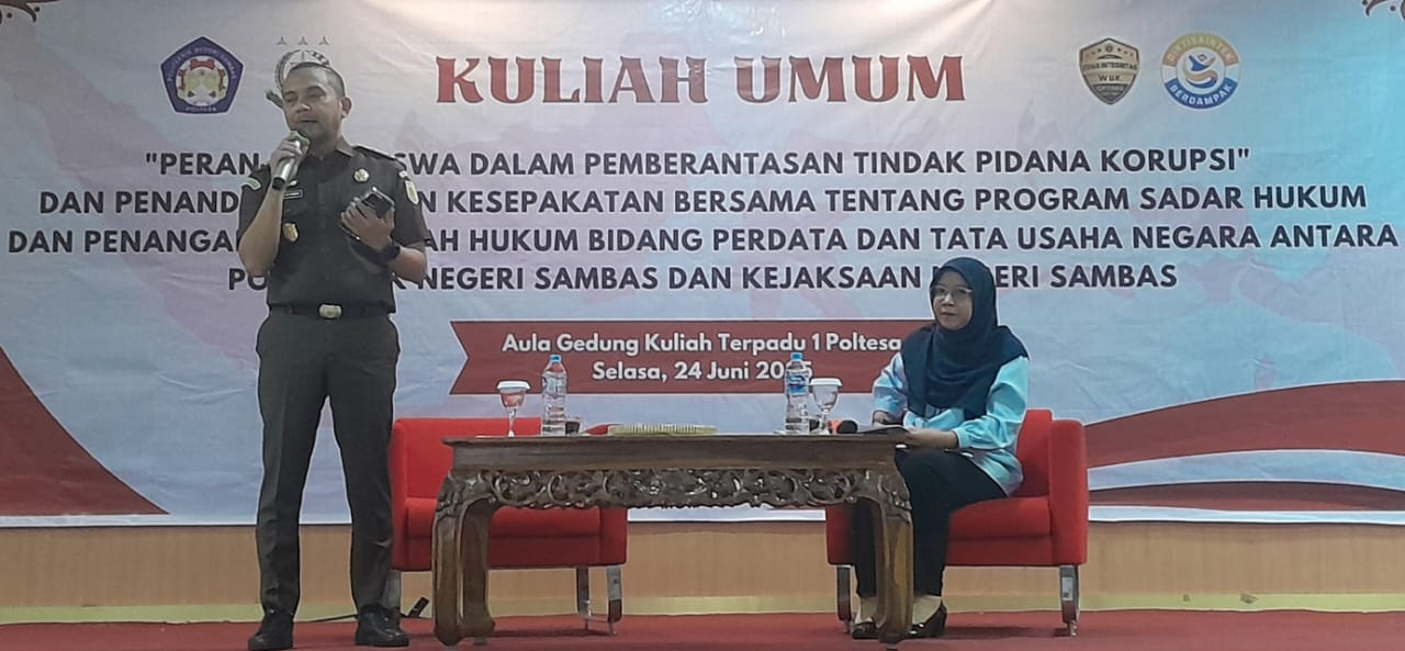 Kepala Kejari Sambas saat berikan kuliah umum dihadapan ratusan mahasiswa Poltesa.