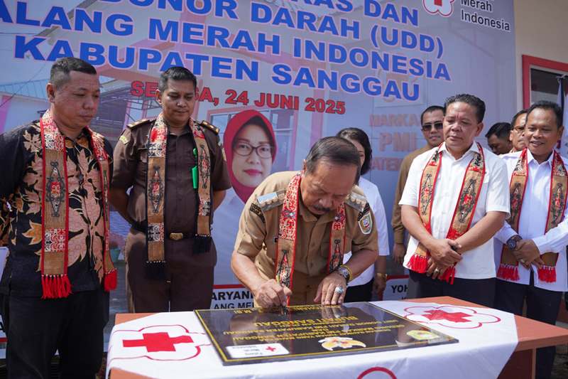 Bupati Sanggau, Yohanes Ontot menandatangani prasasti peresmian gedung baru PMI Sanggau, Selasa (24/6).