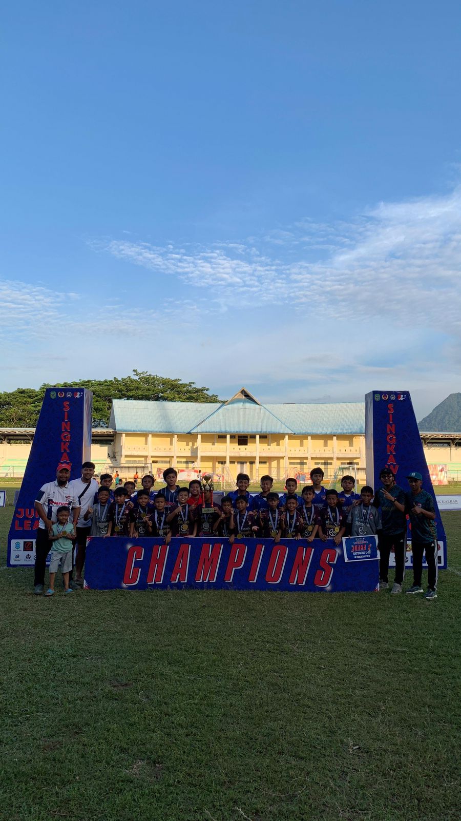 FOTO BERSAMA: Tim SSB A 87 Academy Soccer U 10  meraih juara III piala Wali Kota dan KONI Singkawang.