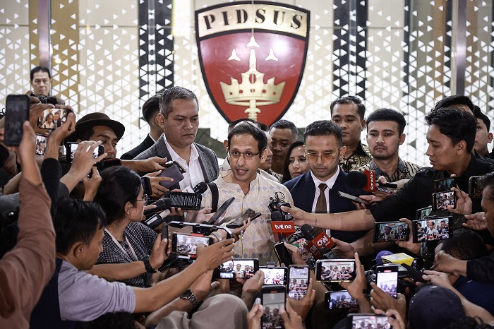 Mantan Menteri Pendidikan, Kebudayaan, Riset, dan Teknologi (Mendikbudristek) Nadiem Makarim (tengah) menjawab pertanyaan awak media usai menjalani pemeriksaan di Gedung Jampidsus Kejaksaan Agung, Jakarta, Senin (23/6/2025). Nadiem Makarim diperiksa sebag