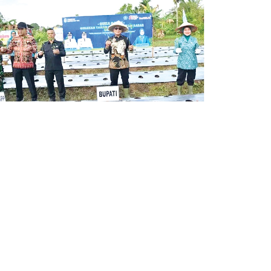 TANAM CABAI: Bupati Kubu Raya Sujiwo menanam cabai di Desa Durian, Kecamatan Sungai Ambawang, Jumat (20/6), sebagai bagian dari upaya pengendalian inflasi dan menjaga ketersediaan pangan strategis.