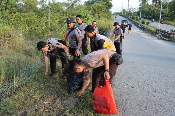 HUT: Anggota Polres Landak saat membersihkan lingkungan di sekitar GOR Patih Gumantar, Ngabang, dalam rangka bakti sosial memperingati HUT Bhayangkara ke 79.