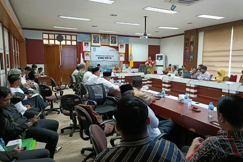 Mediasi sengketa tanah wakaf Ponpes Sulthan Annashira di ruang rapat Bupati Kubu Raya, Selasa (24/6/2025).