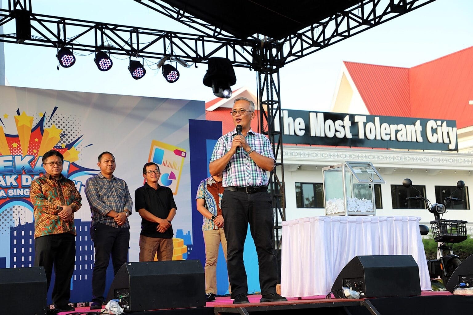 TUTUP: Sekretaris Daerah Kota Singkawang Sumastro menutup rangkaian kegiatan Pekan Pajak Daerah (PPD) Tahun 2025.