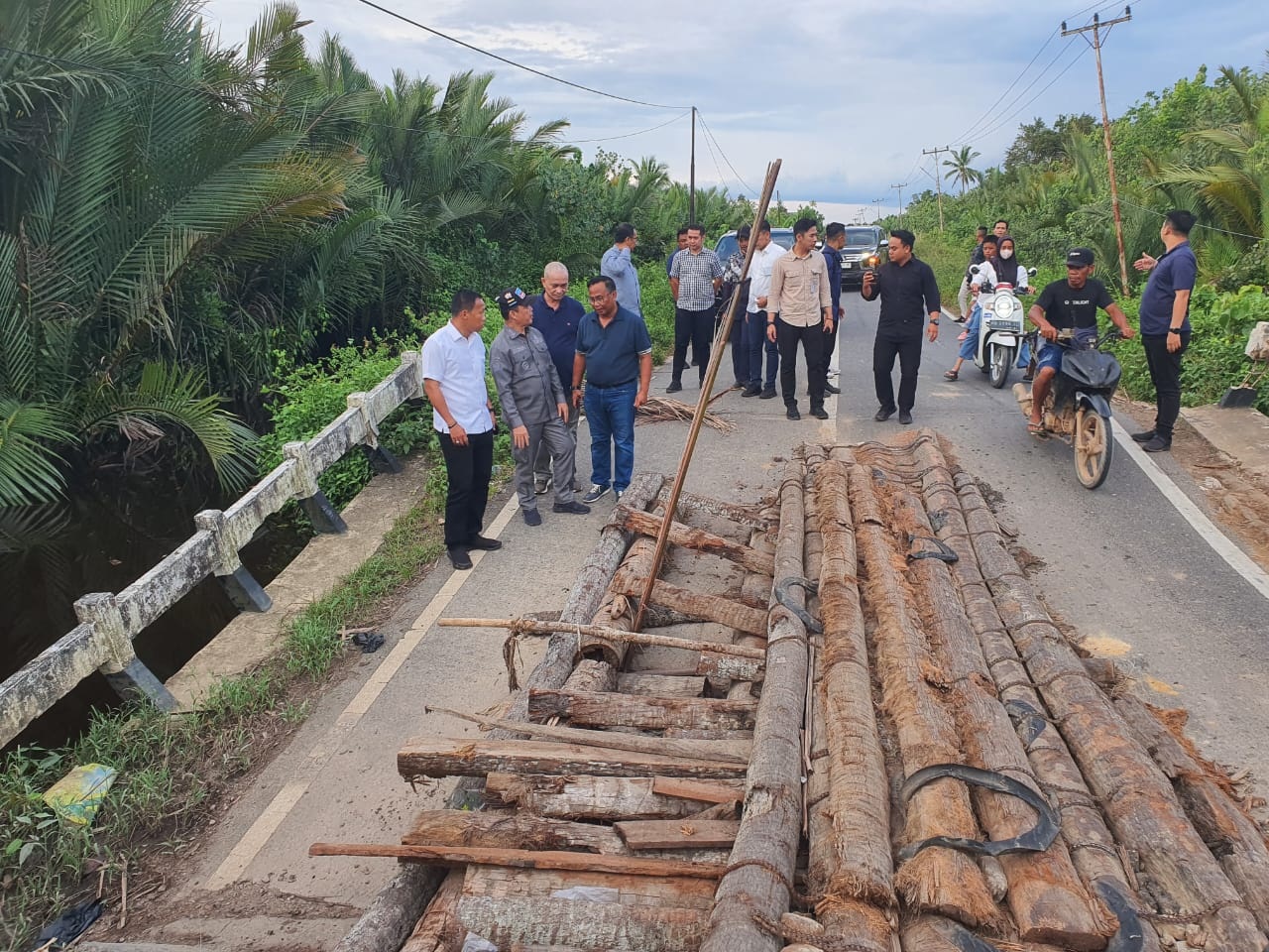TINJAU: Daud Yordan dan Gubernur Kalbar Ria Norsan beserta Rombongan meninjau kerusakan Jembatan dan jalan di Kayong Utara.