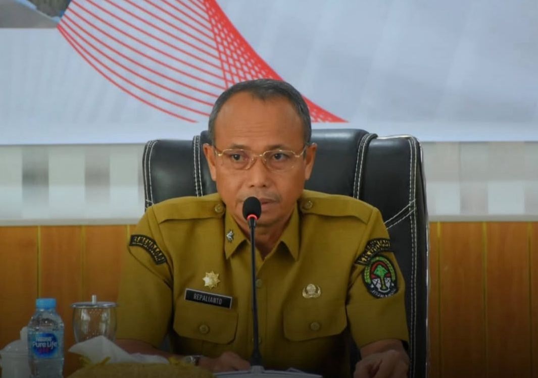 ARAHAN: Sekda Ketapang, Repalianto memberikan arahan saat membuka kegiatan review internalisasi core value ASN BerAkhlak, Senin (23/6).