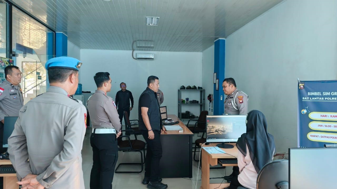 OPTIMALISASI PENGAWASAN: Tim Subbidpaminal Bidpropam Polda Kalbar saat kunjungan kerja ke Polres Sambas.