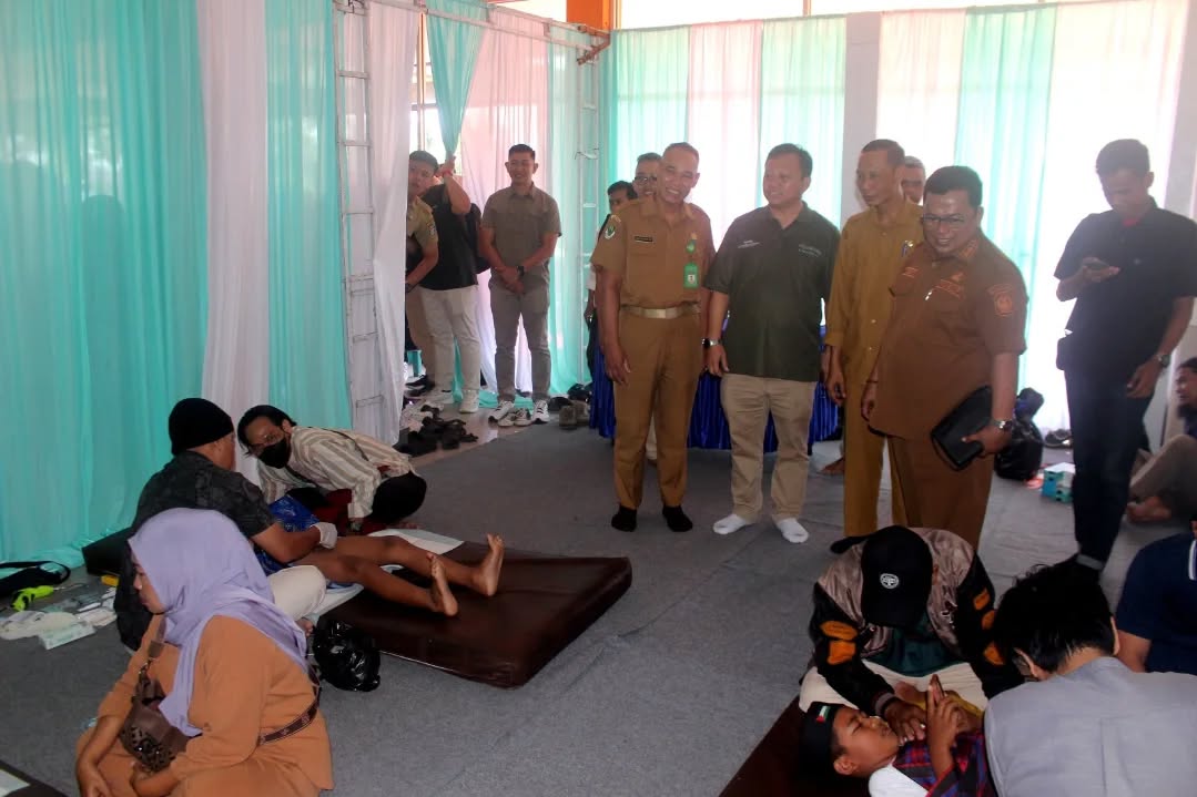 PEDULI: Wakil Bupati Kubu Raya, Sukiryanto, berbincang dengan peserta khitanan massal yang digelar oleh Bandara Supadio di Graha Chandra Dista Wiradi, Selasa (24/6).