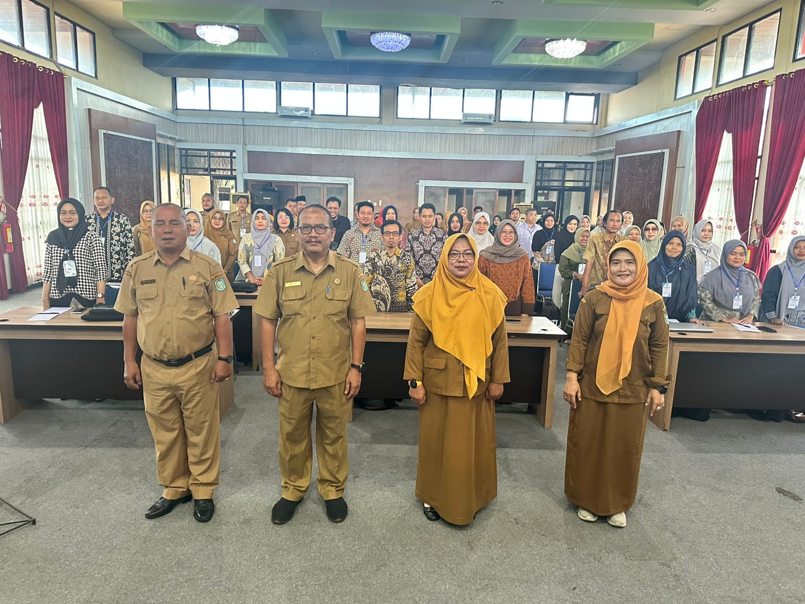 BIMTEK:  Narasumber dan peserta Bimtek Literasi Informasi Tahun 2025 diabadikan bersama di awal acara.
