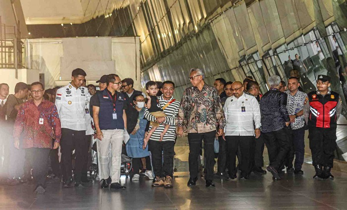 PEMULANGAN WNI DARI IRAN: Sejumlah Warga Negara Indonesia (WNI) berjalan keluar terminal setibanya dari Iran di Terminal 3 Bandara Soekarno Hatta, Selasa (24/6/2025).