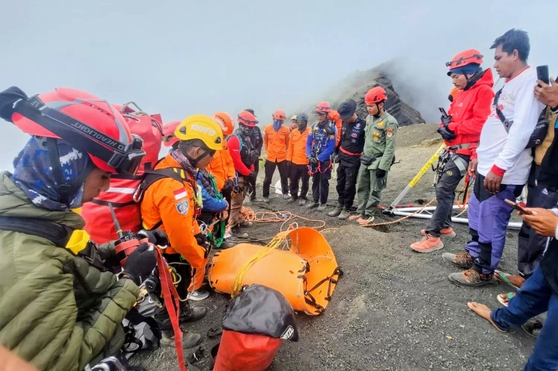 Tim SAR bersiap mengevakuasi jenazah pendaki asal Brasil Juliana De Souza Pereira Marins di Gunung Rinjani NTB.