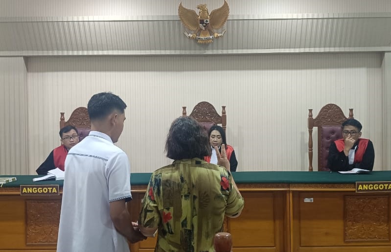 SENGKETA : Sidang sengketa tanah Desa Sibau Hilir Kecamatan Putussibau Utara menghadirkan saksi dari penggugat.