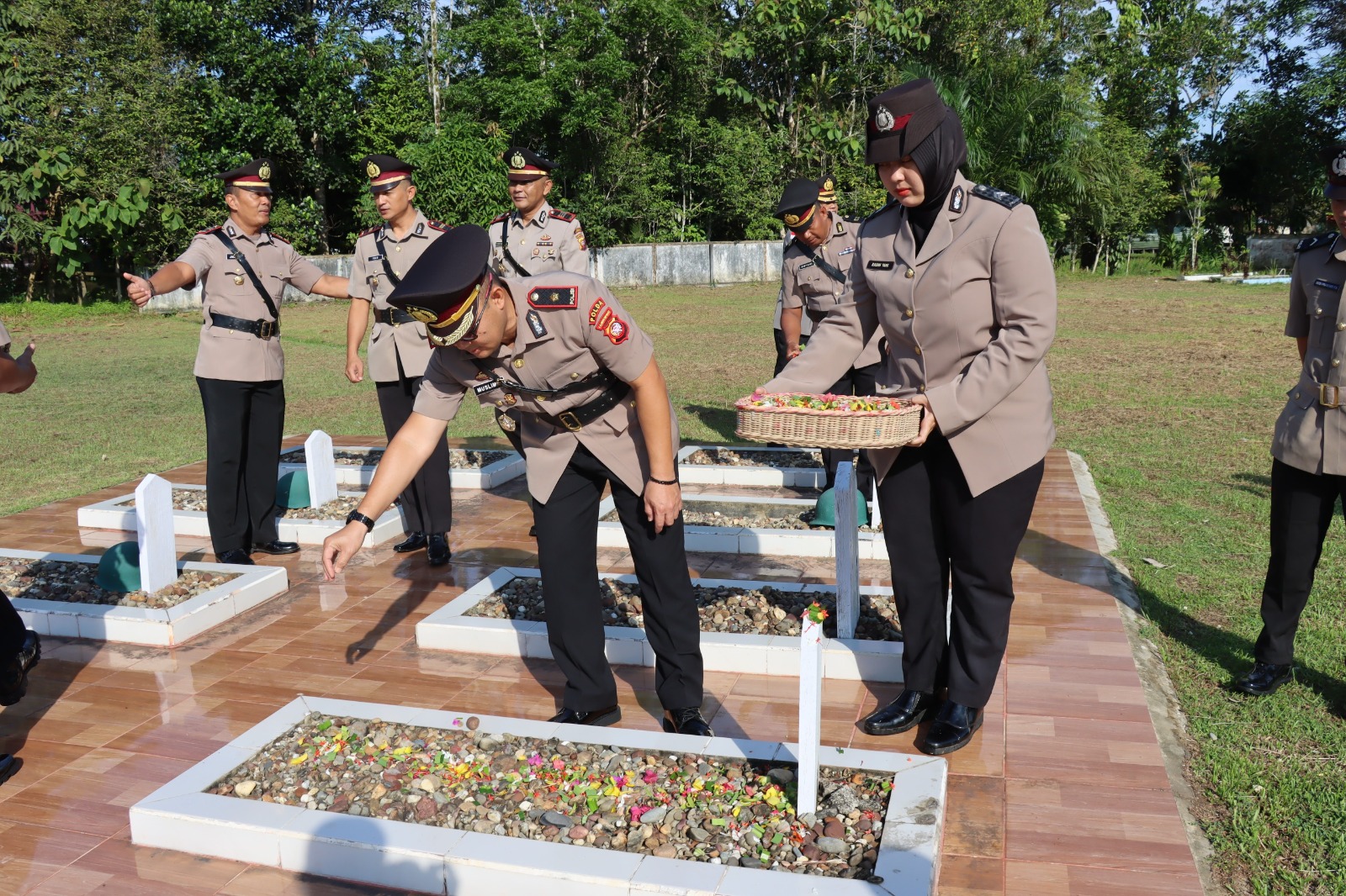 HUT : Waka Polres Kapuas Hulu saat tabur bunga mengenang jasa para pahlawan jelang HUT Bhayangkara ke 79.