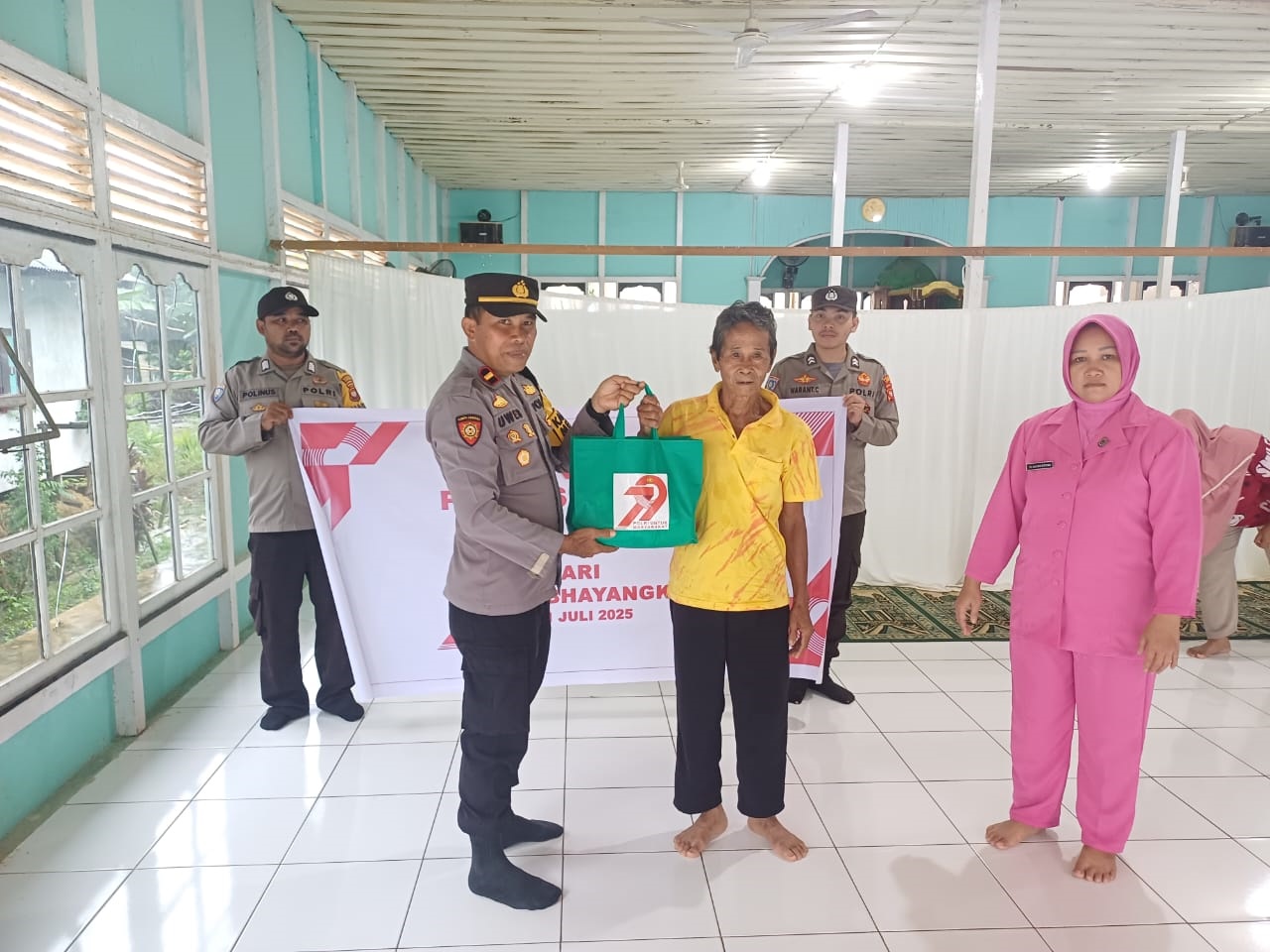 BANSOS : Dalam rangka HUT Bhayangkara ke 79, Polsek Meranti menyalurkan Bansos kepada masyarakat kurang mampu dan buruh.