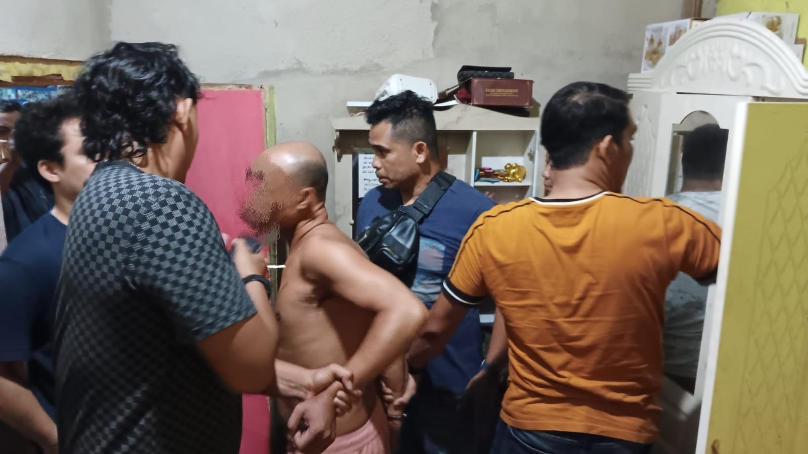 PENCURIAN : Jatanras Polres Landak saat mengamankan pelaku pencurian HP dan tabung gas elpiji bersama barang buktinya.
