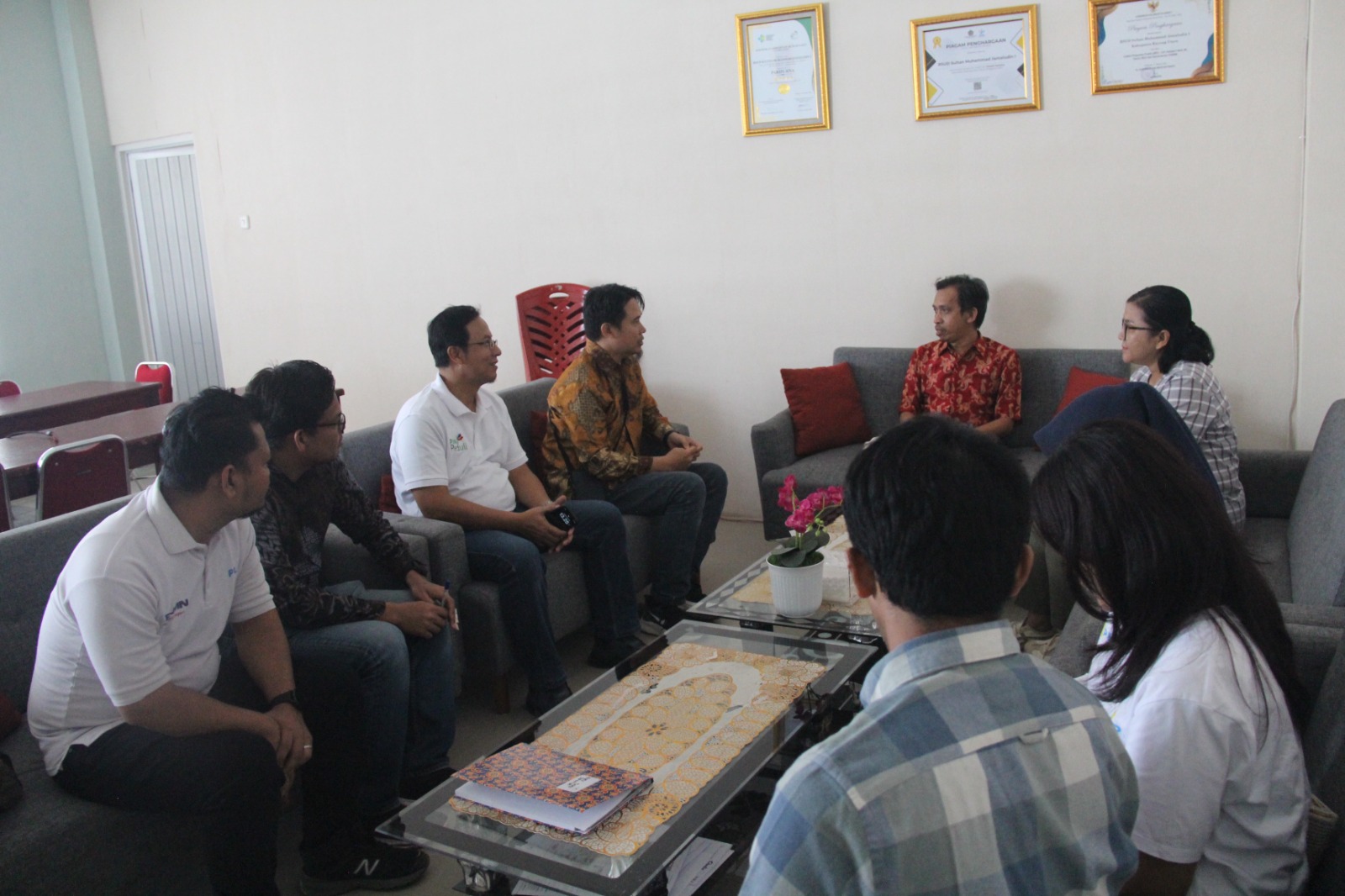 PLT Direktur RSUD Sultan Muhammad Jamaludin I, Ridwansyah mengapresiasi layanan PLN kepada RSUD Sultan Mahmud Jamaludin I, terutama dalam respon cepat melalui grup WhatsApp &ldquo;PLN Menyapa&rdquo;.