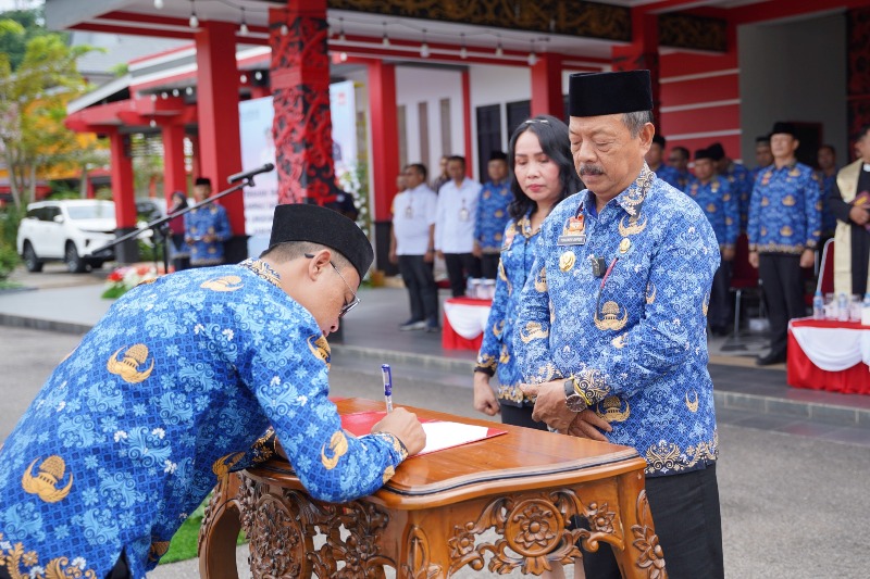 Bupati Sanggau, Yohanes Ontot menyerahkan SK kepada 1.397 PPPK gelombang pertama tahun 2024 di Halaman Kantor Bupati Sanggau, Rabu (25/6).