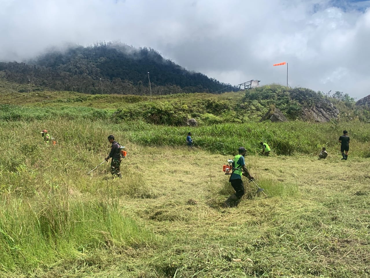 Kopasgat Supadio dan Warga Sinak saat Gelar Kerja Bakti di Kawasan Pos Sinak Bandara.