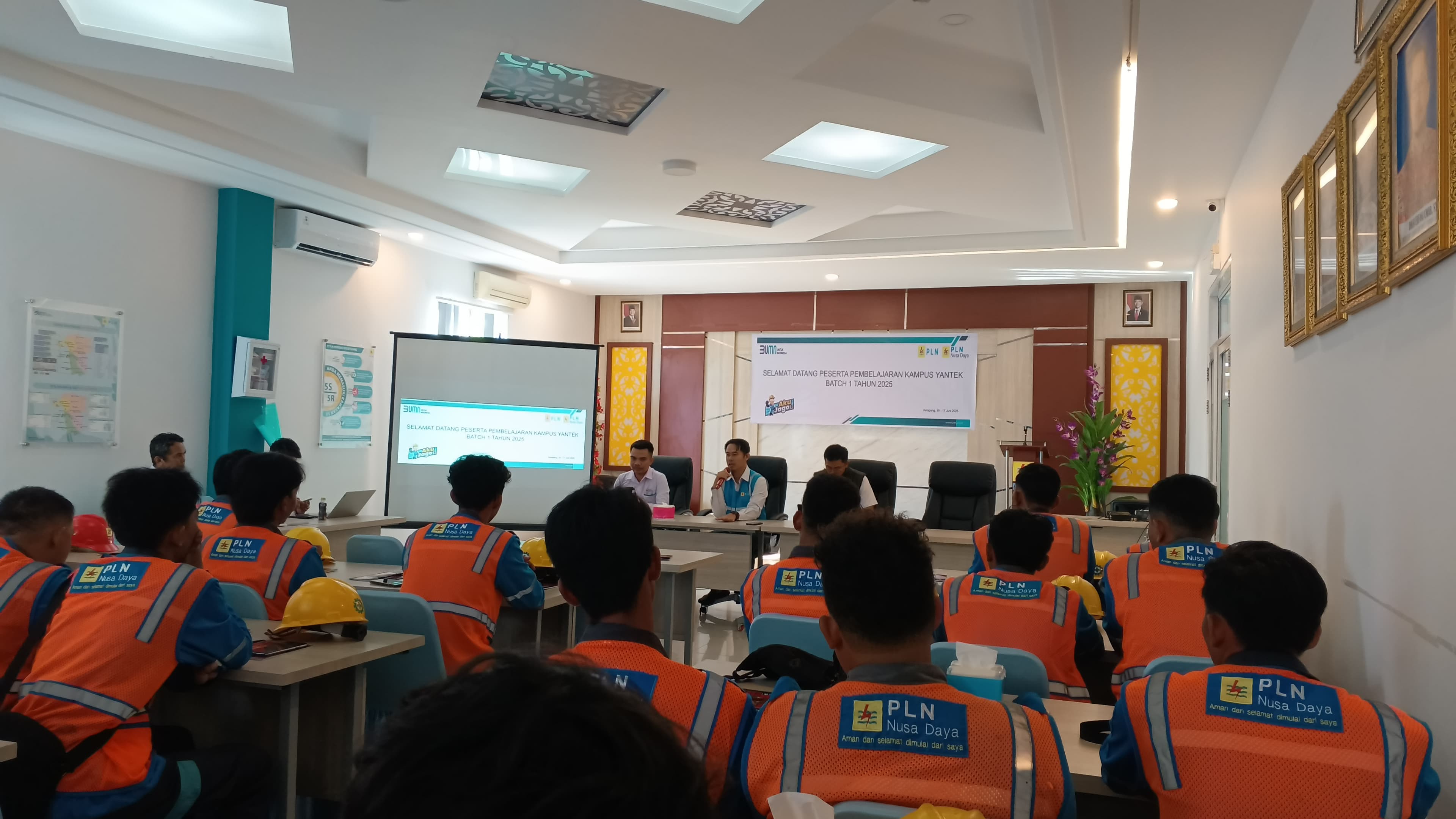 Manager PLN UP3 Ketapang, Yusrizal Ibrani (tengah, rompi biru), menekankan pentingnya profesionalisme dan kedisiplinan petugas setelah mengikuti pelatihan ini.