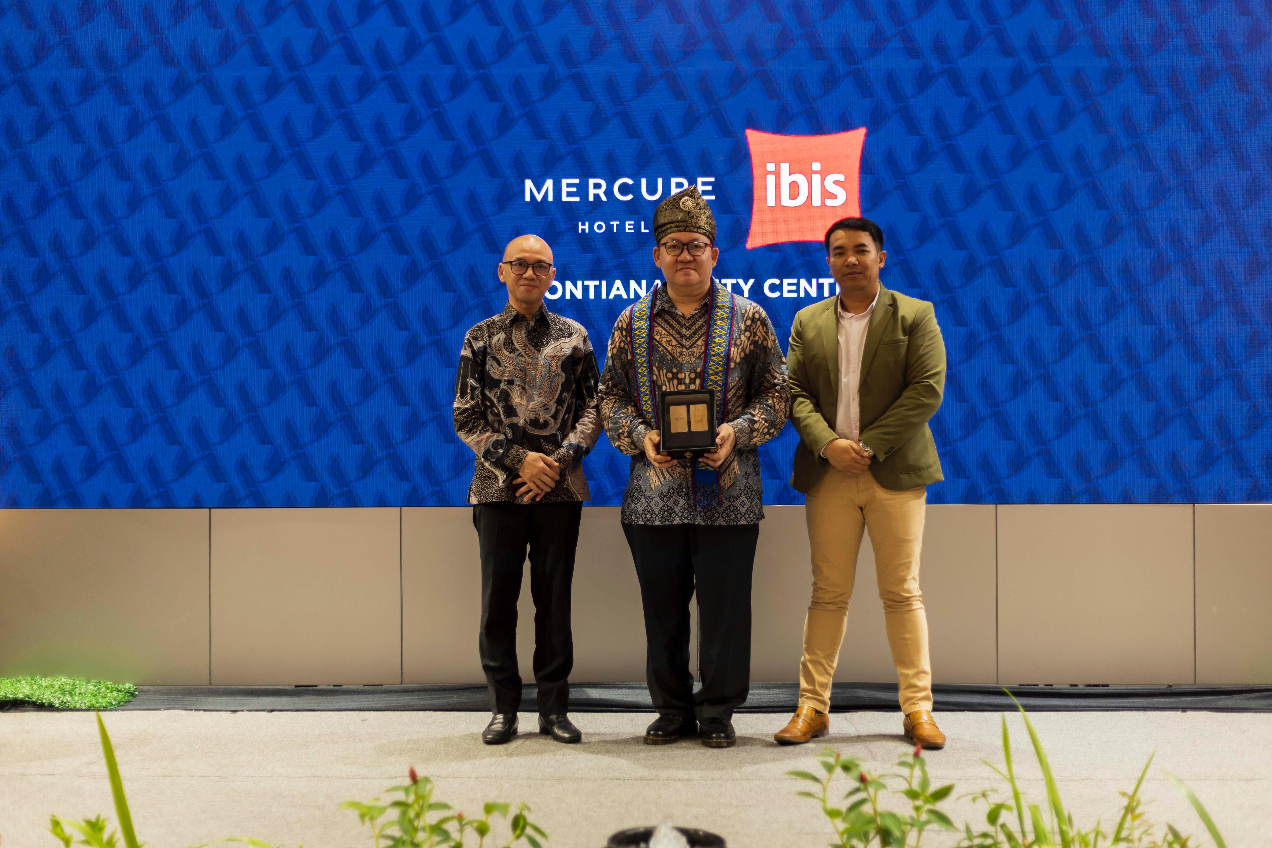 Penghargaan kepada tokoh kehormatan dalam acara di Mercure Hotel Pontianak City Center, sebagai bentuk apresiasi atas kontribusi dan kolaborasi yang mendukung kemajuan sektor perhotelan dan Pariwisata