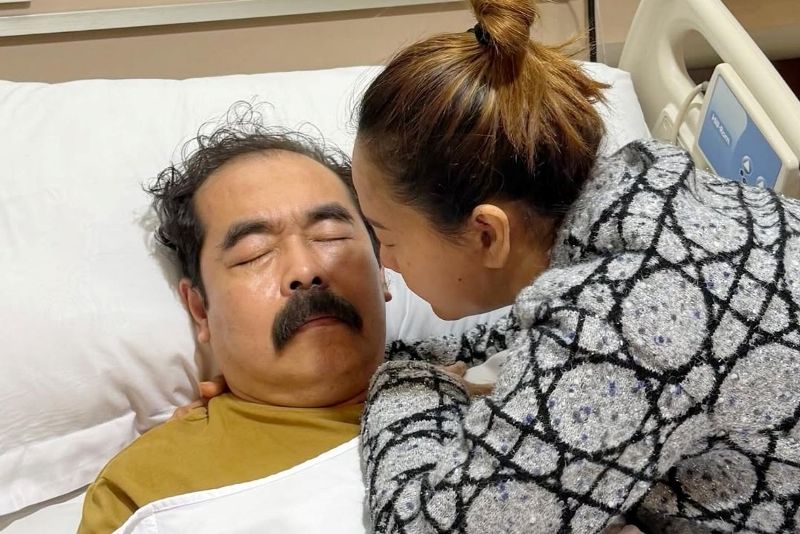 Inul Daratista bersama sang suami, Adam Suseno yang tengah dirawat akibat pecah pembuluh darah di kaki.