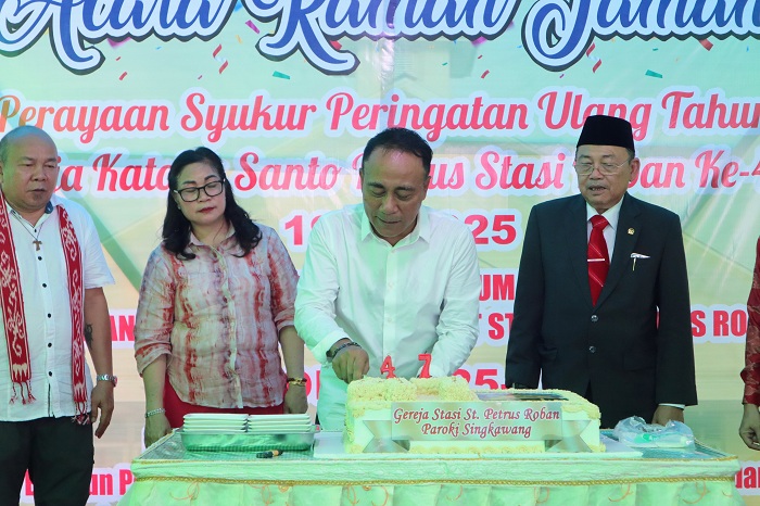 HUT: Wagub Krisantus saat menghadiri perayaan syukur peringatan ulang tahun ke-47 Gereja Katolik Santo Petrus Stasi Roban, Minggu (22/6).